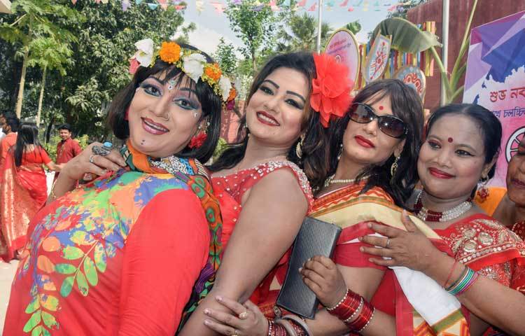 নববর্ষে সহকর্মীদের নিয়ে নব আনন্দে মেতেছেন অভিনেত্রী নতুন। পহেলা বৈশাখে এফডিসিতে সারাদিন তারকাদের শুভেচ্ছা বিনিময় চলে। ছবি : মাহবুব আলম।