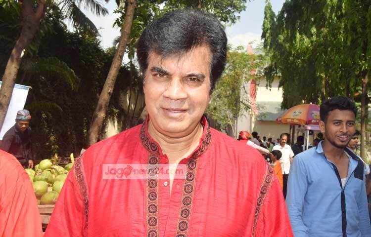 জনপ্রিয় চিত্রনায়ক ইলিয়াস কাঞ্চন ভক্ত ও সহকর্মীদের সঙ্গে পহেলা বৈশাখের শুভেচ্ছা বিনিময় করছেন। ছবি : মাহবুব আলম।