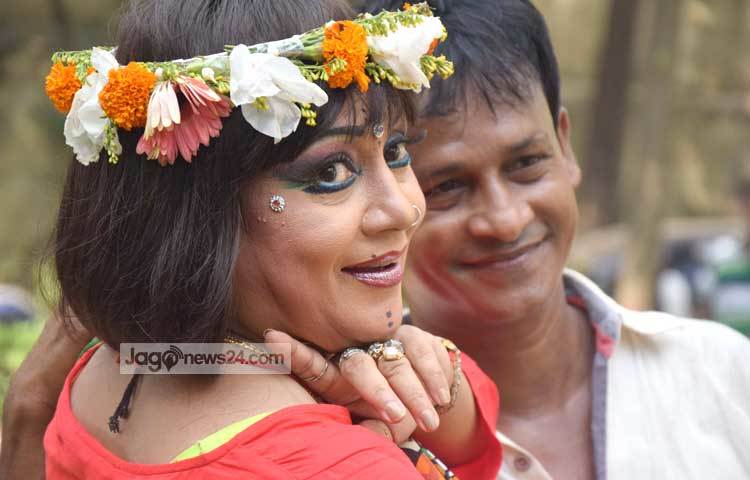 অভিনেত্রী নতুন ভক্তের সঙ্গে সেলফি তুলে নববর্ষের শুভেচ্ছা বিনিময় করছেন। ছবি : মাহবুব আলম।