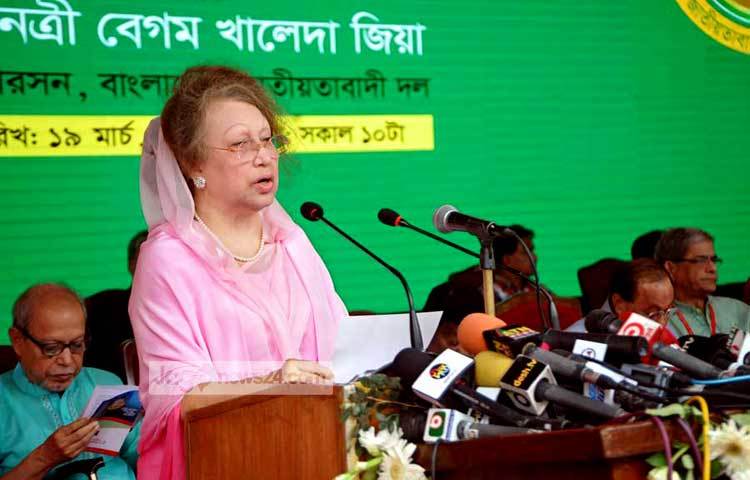 আজ রাজধানীর ইঞ্জিনিয়ার্স ইনস্টিটিউশন চত্বরে বিএনপির ষষ্ঠ জাতীয় কাউন্সিলের উদ্বোধনী পর্বে বেগম খালেদা জিয়া দলের পরিকল্পনার সারসংক্ষেপ তুলে ধরেন। ছবি : বিপ্লব দিক্ষিৎ।