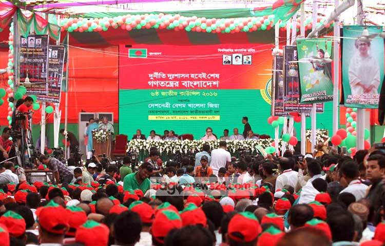 বিএনপির ষষ্ঠ জাতীয় কাউন্সিলে আগত নেতা-কর্মীরা দলের চেয়ারপার্সন বেগম খালেদা জিয়ার বক্তব্য মনোযোগ দিয়ে শুনছেন। ছবি : বিপ্লব দিক্ষিৎ।