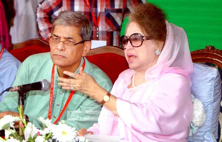 কাউন্সিল চলাকালীন সময়ে বেগম খালেদা জিয়া বিএনপির ভারপ্রাপ্ত মহাসচিব মির্জা ফখরুল ইসলাম আলমগীরের সঙ্গে গুরুত্বপূর্ণ আলাপ করছেন। ছবি : বিপ্লব দিক্ষিৎ।