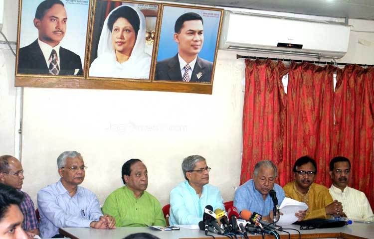 বিএনপির ভারপ্রাপ্ত মহাসচিব মির্জা ফখরুল ইসলাম আলমগীর বলেছেন, সদ্য সমাপ্ত দলটির কাউন্সিলের মাধ্যমে রাজনীতিতে নতুন অধ্যায়ের সূচনা হয়েছে। সোমবার সকাল সোয়া ১১টায় নয়াপল্টনে দলটির কেন্দ্রীয় কার্যালয়ে অনুষ্ঠিত সংবাদ সম্মেলনে এ কথা বলেন তিনি। ছবি : বিপ্লব দিক্ষিৎ।