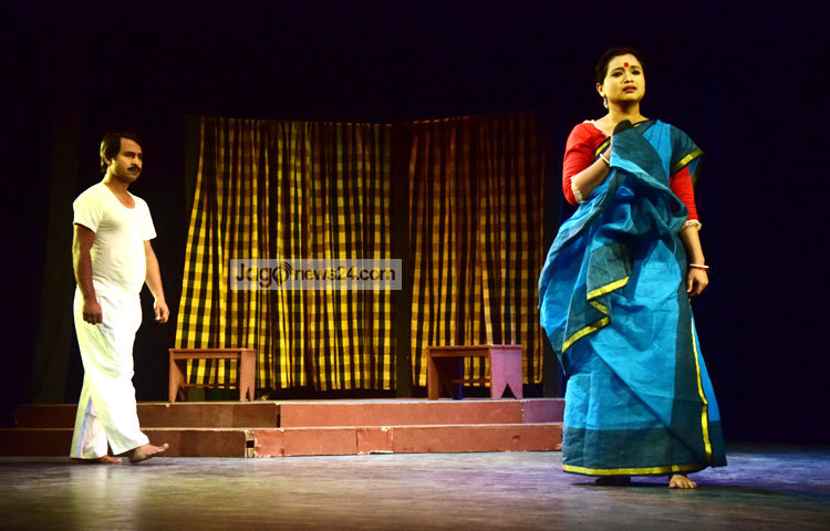 রাজধানীর মহিলা সমিতি মিলনায়তনে মঞ্চস্থ হয়েছে বিশ্বকবি রবীন্দ্রনাথ ঠাকুরের ছোটগল্প অবলম্বনে নাটক &lsquo;বদনাম&rsquo;। ছবি : মাহবুব আলম।