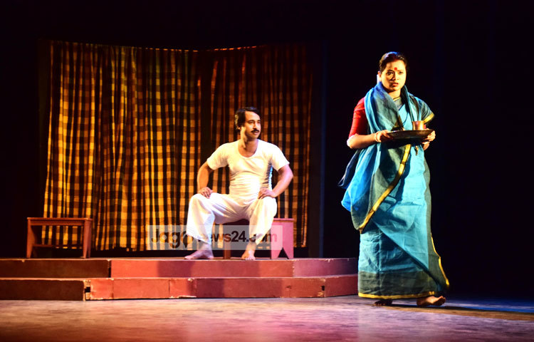 &lsquo;বদনাম&rsquo; নাটকটি সোমবার (১৪ মার্চ) সন্ধ্যায় &lsquo;সংলাপ গ্রুপ থিয়েটার&rsquo; পরিবেশন করে। ছবি : মাহবুব আলম।