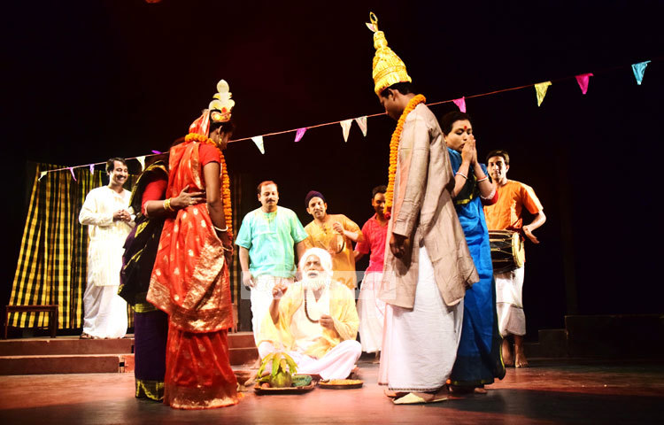 বিশ্বকবি রবীন্দ্রনাথ ঠাকুরের ছোটগল্প অবলম্বনে স্বদেশী আন্দোলনের উপাখ্যানে &lsquo;বদনাম&rsquo; নাটকটি মঞ্চস্থ হয়েছে। ছবি : মাহবুব আলম।