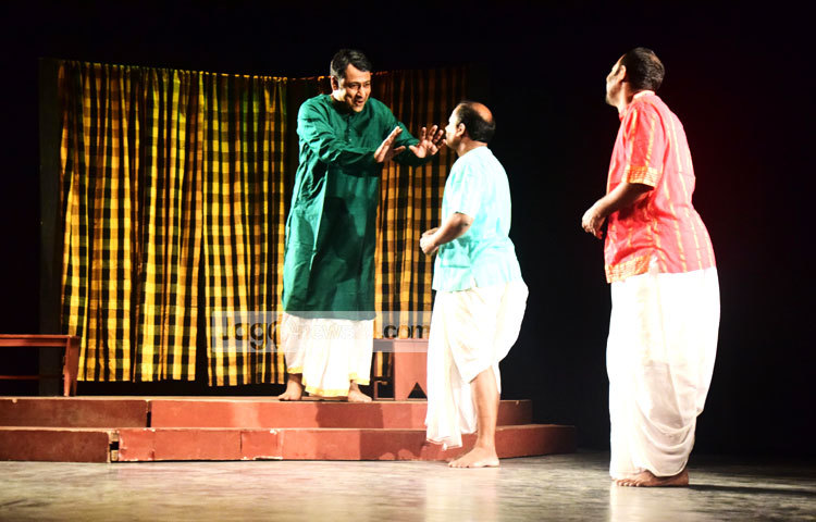 মোস্তফা হীরার নাট্যরূপ ও নির্দেশনায় নাটকের সেট ও লাইট ডিজাইন করেছেন জুনায়েদ ইউসুফ। ছবি : মাহবুব আলম।