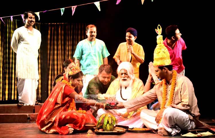 হাবীব ও সেলিনা আক্তার প্রিয়ার পোষাক পরিকল্পনায় ও রূপ সজ্জায় ছিলেন সুভাশীষ দত্ত তন্ময়। ছবি : মাহবুব আলম।