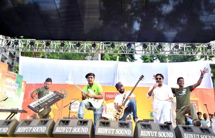 পহেলা বৈশাখের কনসার্টে ব্যান্ডদল শিরোনামহীনের সঙ্গে সংগীত পরিবেশন করছেন ঢাকা দক্ষিণ সিটি কর্পোরেশনের মেয়র সাঈদ হোসেন চৌধুরী। ছবি : মাহবুব আলম।