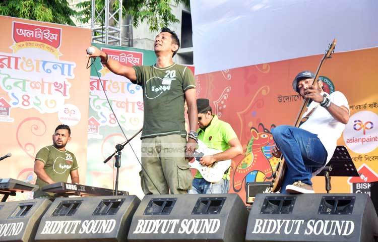 গতকাল রাজধানীর ধানমন্ডী শেখ কামাল মাঠে এ কনসার্ট অনুষ্ঠিত হয়। ছবি : মাহবুব আলম।