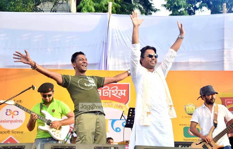 ঢাকা দক্ষিণ সিটি কর্পোরেশনের মেয়র সাঈদ হোসেন চৌধুরী ও শিরোনামহীন ব্যান্ডের তুহিন দর্শকদের নতুন বছরের শুভেচ্ছা জানাচ্ছেন। ছবি : মাহবুব আলম।