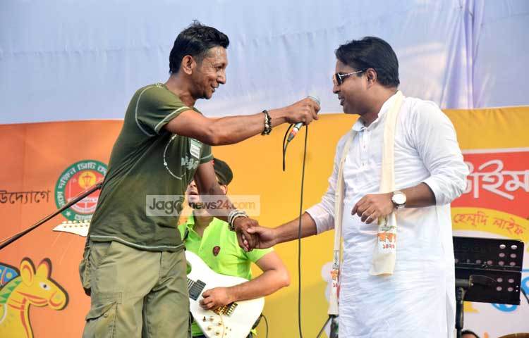 সংগীতশিল্পী তুহিন ঢাকা দক্ষিণ সিটি কর্পোরেশনের মেয়র সাঈদ হোসেন চৌধুরীর যৌথ সংগীত পরিবেশনা। ছবি : মাহবুব আলম।
