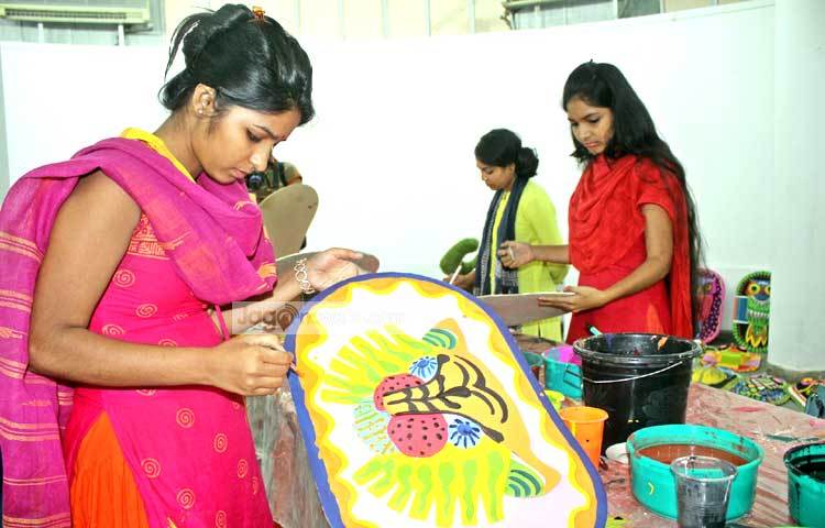 বৈশাখ বরণের জন্য নানা ধরনের সরঞ্জাম তৈরিতে চারুকলার শিক্ষার্থীরা সকাল সন্ধ্যা নিরলস&nbsp; কাজ করে যাচ্ছেন। ছবি : বিপ্লব দিক্ষিৎ।