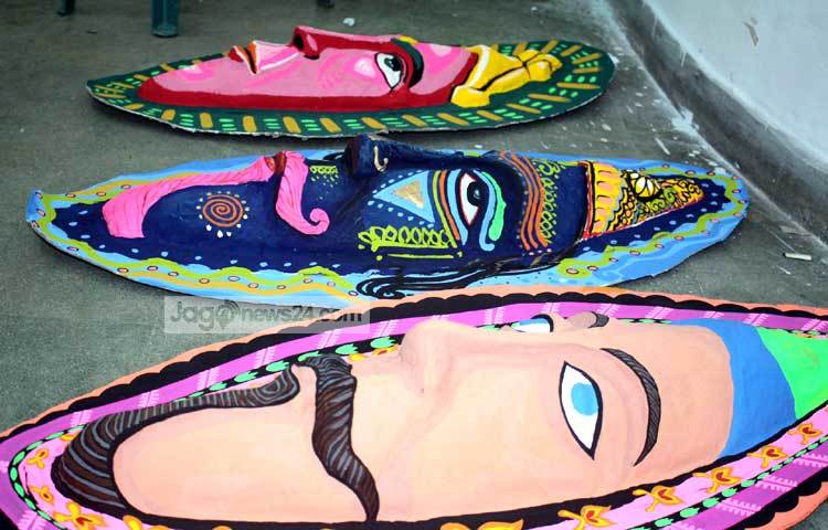 বর্ণীল রঙে সাজানো হয়েছে মুখোশ। ছবি : বিপ্লব দিক্ষিৎ।