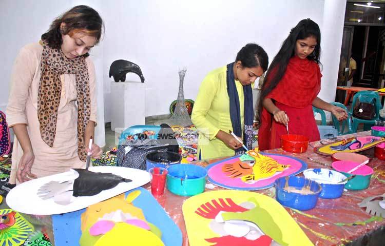&nbsp;চারুকলার শিক্ষার্থীরা রঙ তুলি নিয়ে মনের মত রাঙিয়ে তুলছেন। ছবি : বিপ্লব দিক্ষিৎ।