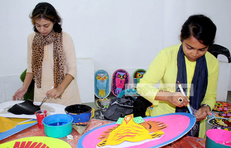 মঙ্গল শোভাযাত্রা উপলক্ষে চারুকলার শিক্ষার্থীরা তাদের সৃজনশীলতার প্রকাশ করতে পারছেন। ছবি : বিপ্লব দিক্ষিৎ।