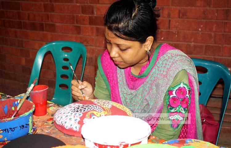 মনের মাধুরী মিলিয়ে এঁকে যাচ্ছেন শিল্পী। ছবি : বিপ্লব দিক্ষিৎ।