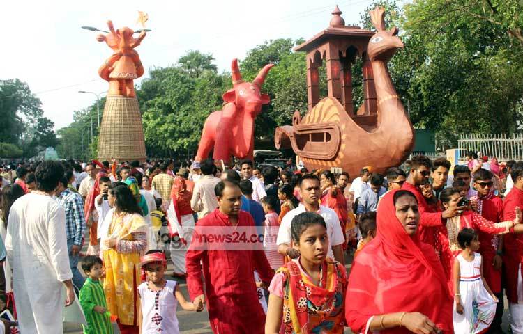 নতুন বছরকে স্বাগত জানাতে ঢাকা বিশ্ববিদ্যালয়ের চারুকলা ইনস্টিটিউটের উদ্যোগে মঙ্গল শোভাযাত্রা বের হয়েছে। ছবি : বিপ্লব দিক্ষিৎ।