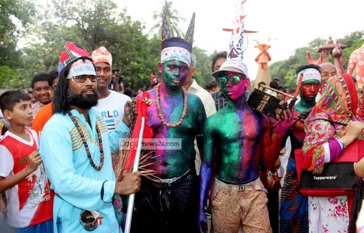 সকাল ৯টা ১০ মিনিটে চারুকলা ইনস্টিটিউটের চত্বর থেকে এই শোভাযাত্রা বের হয়। ছবি : বিপ্লব দিক্ষিৎ।