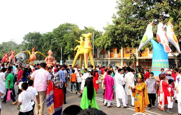 সময় বাড়ার সঙ্গে সঙ্গে চারুকলা এলাকায় মানুষের ভিড় বাড়তে শুরু করেছে। ছবি : বিপ্লব দিক্ষিৎ।