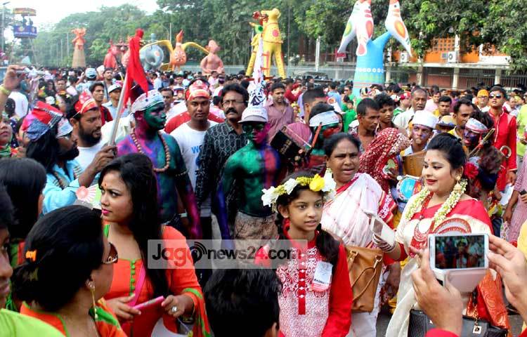 &lsquo;মেলায় যাইরে, মেলায় যাইরে...&rsquo;- এ গানের তালে তালে বৈশাখী মেলায় উচ্ছ্বসিত সবাই।&nbsp; ছবি : বিপ্লব দিক্ষিৎ।