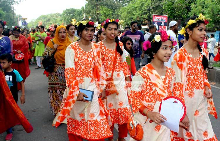 সকাল থেকেই বৈশাখী পোষাকে সবাই নতুন বছরকে স্বাগত জানতে রাস্তায় বেরিয়ে এসেছে। ছবি : বিপ্লব দিক্ষিৎ।