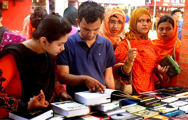 বাংলা একাডেমিতে চলছে মাসব্যাপী অমর একুশে গ্রন্থ মেলা। এ মেলার আজ ১৭তম দিন। প্রতিদিনই মেলায় পাঠকের সংখ্যা বাাড়ছে। ছবি : বিপ্লব দিক্ষিৎ