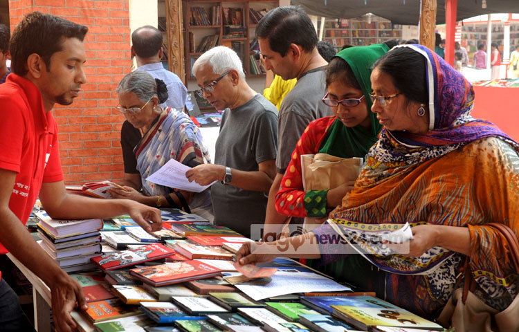 বাংলা একাডেমিতে চলছে মাসব্যাপী অমর একুশে গ্রন্থ মেলা। এ মেলার আজ ১৭তম দিন। প্রতিদিনই মেলায় পাঠকের সংখ্যা বাাড়ছে। ছবি : বিপ্লব দিক্ষিৎ