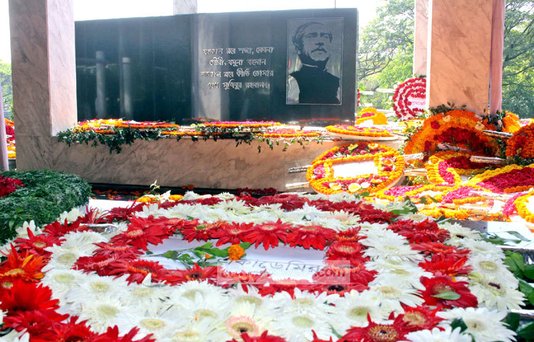 জন্মদিনে ফুলের জলসায় বঙ্গবন্ধুর প্রতিকৃতি। ছবি : বিপ্লব দিক্ষিৎ।