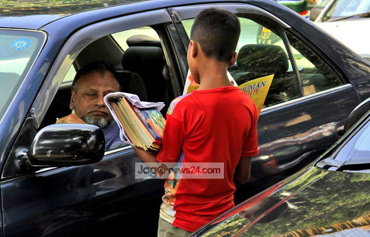 বইমেলা শেষ হলে কী হবে! প্রতিদিন রাজধানীর বিভিন্ন সড়কে এভাবে বই বিক্রি করছে একদল শিশু। দুঃখের বিষয় হচ্ছে এই সব শিশুদের বই নিয়ে স্কুলে যাবার কথা। ছবিটি আজ গুলশান এলাকা থেকে তুলেছেন বিপ্লব দিক্ষিৎ