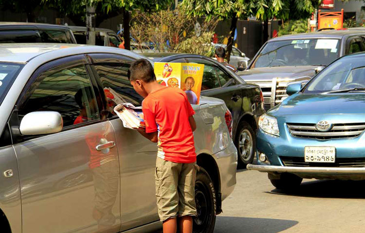 বইমেলা শেষ হলে কী হবে! প্রতিদিন রাজধানীর বিভিন্ন সড়কে এভাবে বই বিক্রি করছে একদল শিশু। দুঃখের বিষয় হচ্ছে এই সব শিশুদের বই নিয়ে স্কুলে যাবার কথা। ছবিটি আজ গুলশান এলাকা থেকে তুলেছেন বিপ্লব দিক্ষিৎ