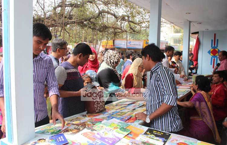 বাংলা একাডেমি আয়োজিত অমর একুশে গ্রন্থ মেলার আজ ২৭তম দিন চলছে। ছবি : বিপ্লব দিক্ষিৎ