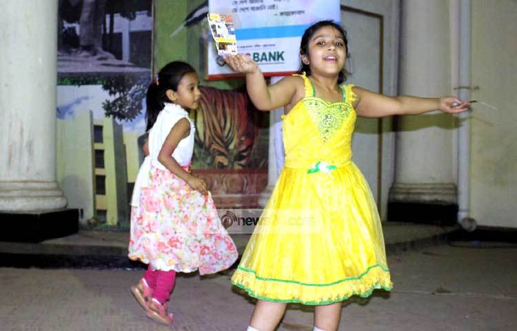 বইমেলায় এসে আনন্দে মাতোয়ারা দুই শিশু। ছবি : বিপলব দিক্ষিৎ