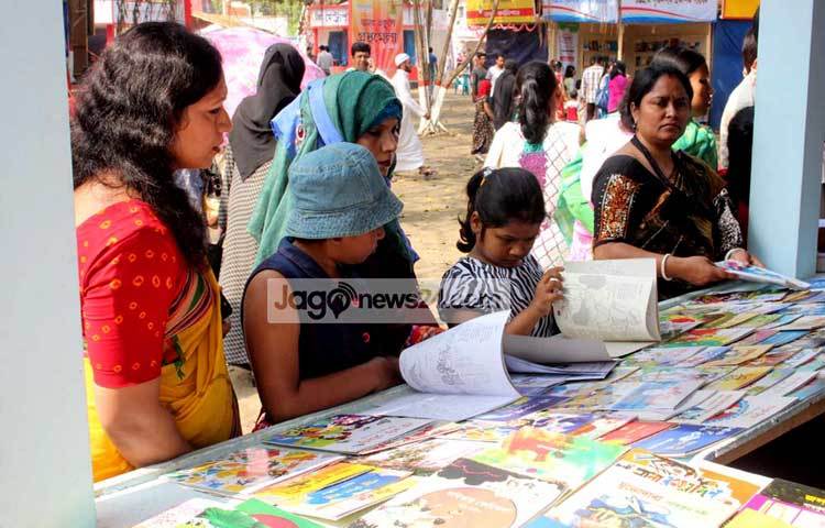 খুদে পাঠকরা গভীর মনোযোগ দিয়ে বই বাছাই করছে। ছবি : বিপ্লব দিক্ষিৎ
