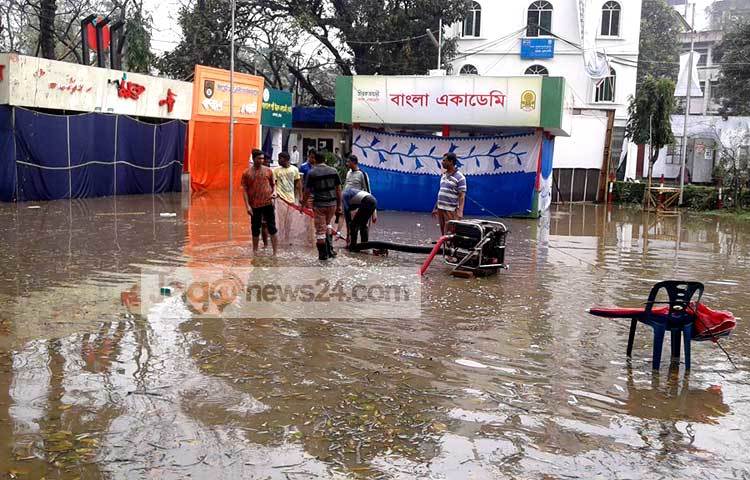 হঠাৎ বৃষ্টি ও ঝড়ো হাওয়ভর কারণে অমর একুশে বইমেলা সাময়িক বন্ধ ঘোষণা করেছে কর্তৃপক্ষ।