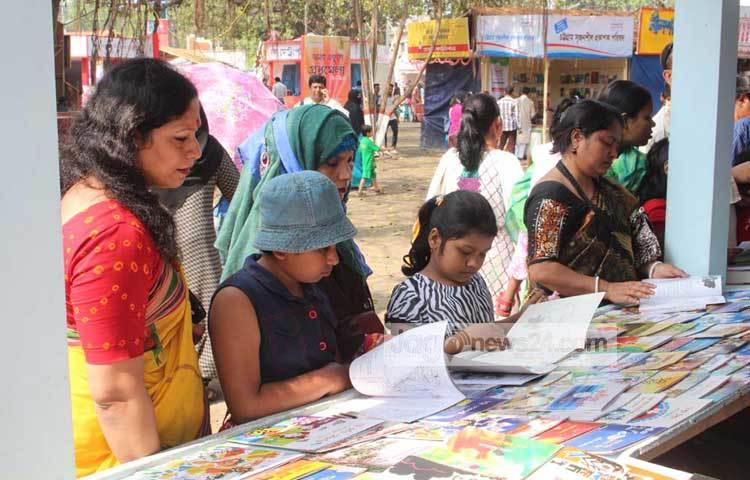 চলছে বাংলা একাডেমি আয়োজিত অমর একুশে গ্রন্থ মেলা। আজ মেলার ২৭তম দিন চলছে।