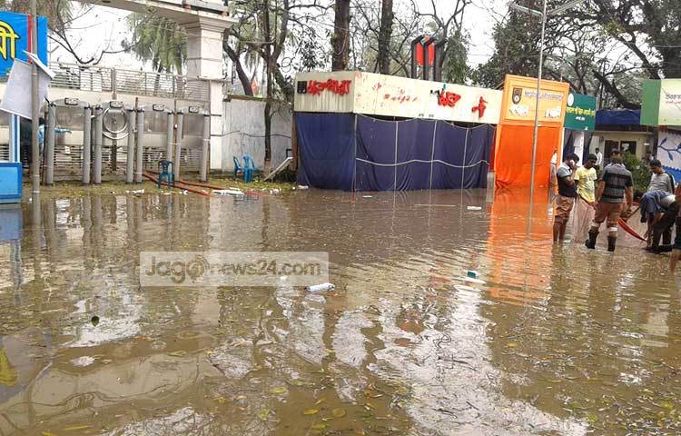 হঠাৎ বৃষ্টি ও ঝড়ো হাওয়ভর কারণে অমর একুশে বইমেলা সাময়িক বন্ধ ঘোষণা করেছে কর্তৃপক্ষ। 