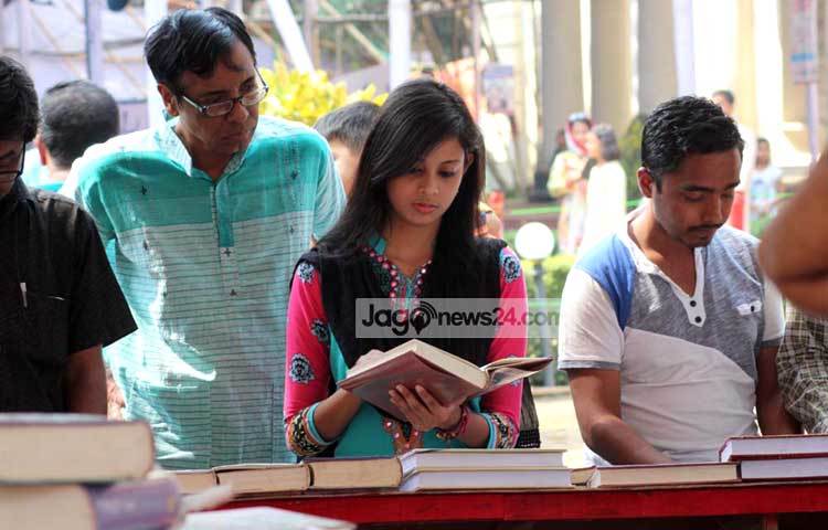 চলছে বাংলা একাডেমি আয়োজিত অমর একুশে গ্রন্থ মেলা। আজ মেলার ২৭তম দিন চলছে।