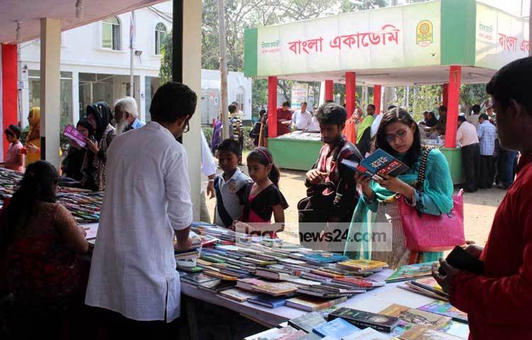 চলছে বাংলা একাডেমি আয়োজিত অমর একুশে গ্রন্থ মেলা। আজ মেলার ২৭তম দিন চলছে।