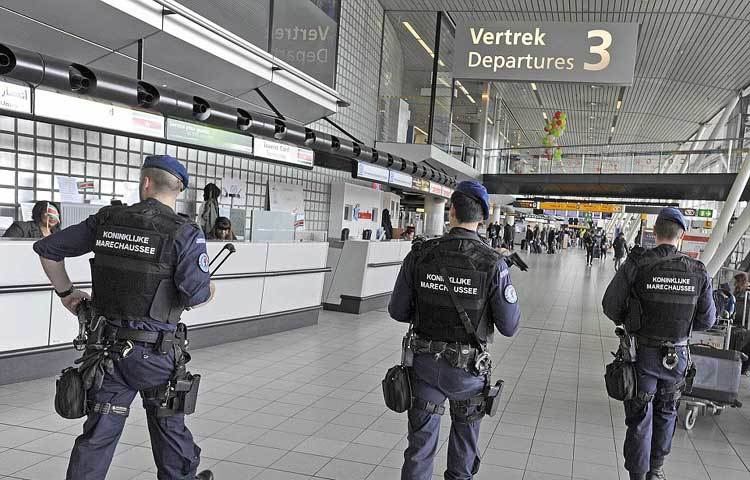 ভয়াবহ বিস্ফোরণে কেঁপে উঠেছে বেলজিয়ামের রাজধানী ব্রাসেলস। সেখানে এখন নিরাপত্তা ব্যবস্থা আরও জোরদার করা হয়েছে।ছবি : ডেইলি মেইল।