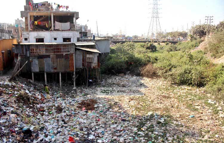 বুড়িগঙ্গা নদীর পাড় দখলের যেন প্রতিযোগিতা চলছে। দখল করা অংশে গড়ে তোলা হয়েছে রিকশার গ্যারেজ, পলিথিন তৈরির কারখানাসহ অনেক স্থাপনা। বুড়িগঙ্গার করুণ দৃশ্য তুলে ধরেছেন বিপ্লব দিক্ষিৎ।