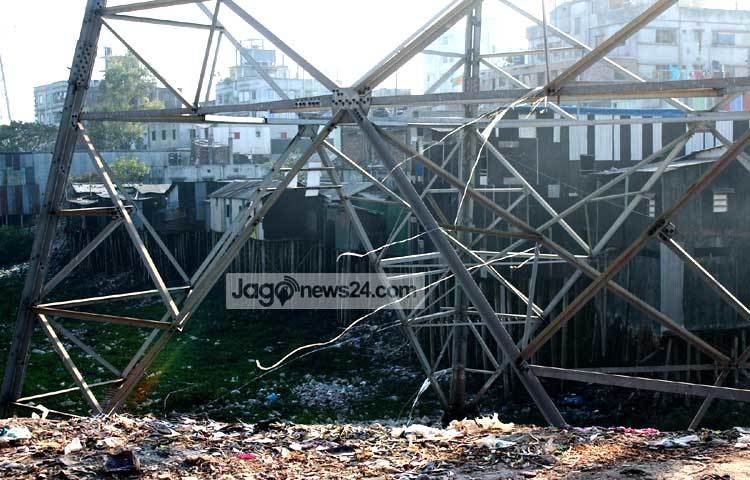 লালবাগ এলাকায় বুড়িগঙ্গা নদীর পাড় দখলের যেন প্রতিযোগিতা চলছে। দখল করা অংশে গড়ে তোলা হয়েছে রিকশার গ্যারেজ, পলিথিন তৈরির কারখানাসহ অনেক স্থাপনা। বুড়িগঙ্গার করুণ দৃশ্য তুলে ধরেছেন বিপ্লব দিক্ষিৎ।