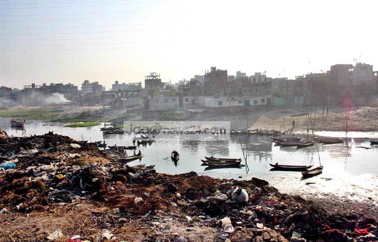লালবাগের ইসলামবাগ এলাকায় বুড়িগঙ্গা নদীর তীর ভরাট করে অবৈধভাবে গড়ে তোলা হয়েছে রিকশাভ্যানের গ্যারেজ। বুড়িগঙ্গার করুণ দৃশ্য তুলে ধরেছেন বিপ্লব দিক্ষিৎ।