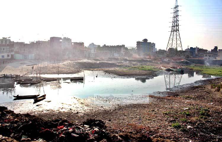 লালবাগ এলাকায় বুড়িগঙ্গা নদীর পাড় দখলের যেন প্রতিযোগিতা চলছে। দখল করা অংশে গড়ে তোলা হয়েছে রিকশার গ্যারেজ, পলিথিন তৈরির কারখানাসহ অনেক স্থাপনা। বুড়িগঙ্গার করুণ দৃশ্য তুলে ধরেছেন বিপ্লব দিক্ষিৎ।