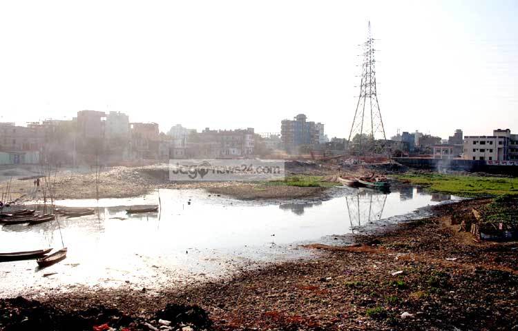 তীব্র দূষণের প্রভাবে কালো রং ধারণ করেছে বুড়িগঙ্গা। সেই কালো জল কেটে চলছে নৌকা। বুড়িগঙ্গার বাঁচার আকুতি কেউ শোনে না। বুড়িগঙ্গার করুণ দৃশ্য তুলে ধরেছেন বিপ্লব দিক্ষিৎ।