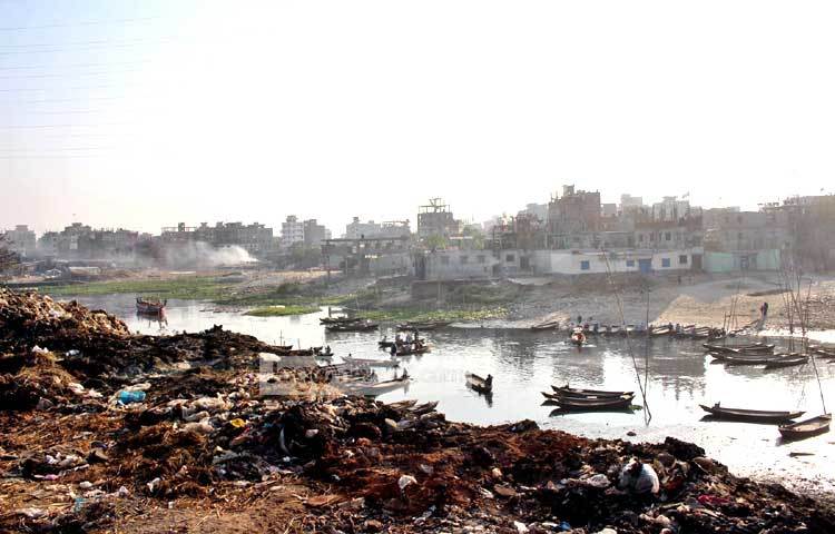 লালবাগ এলাকায় বুড়িগঙ্গা নদীর পাড় দখলের যেন প্রতিযোগিতা চলছে। দখল করা অংশে গড়ে তোলা হয়েছে রিকশার গ্যারেজ, পলিথিন তৈরির কারখানাসহ অনেক স্থাপনা। বুড়িগঙ্গার করুণ দৃশ্য তুলে ধরেছেন বিপ্লব দিক্ষিৎ।