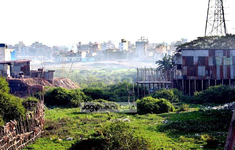 লালবাগ এলাকায় বুড়িগঙ্গা নদীর পাড় দখলের যেন প্রতিযোগিতা চলছে। দখল করা অংশে গড়ে তোলা হয়েছে রিকশার গ্যারেজ, পলিথিন তৈরির কারখানাসহ অনেক স্থাপনা। বুড়িগঙ্গার করুণ দৃশ্য তুলে ধরেছেন বিপ্লব দিক্ষিৎ।