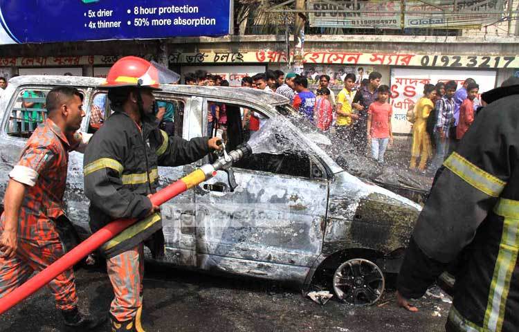 আজ রাজধানীর সাইন্সল্যাবরেটরির সামনে একটি গাড়ির যান্ত্রিক ত্র&aelig;টির কারণে হঠাৎ আগুন ধরে যায়। ছবি : বিপ্লব দিক্ষিৎ।