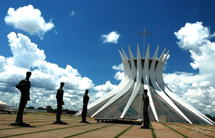 ব্রাসিলিয়া ক্যাথিড্রাল : ব্রাজিলের ব্রাসিলিয়া ক্যাথিড্রাল বিশ্বের অন্যতম বিস্ময়কর দালান।