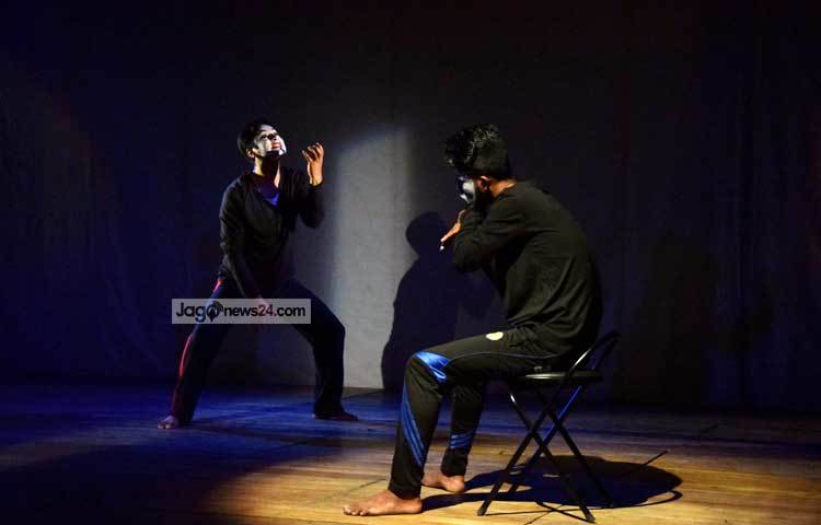 রাজধানীর শিল্পকলা একাডেমিতে চ্যাপলিন-মার্সো মুকাভিনয় উৎসব গতকাল অনুষ্ঠিত হয়েছে। ছবি : মাহবুব আলম।